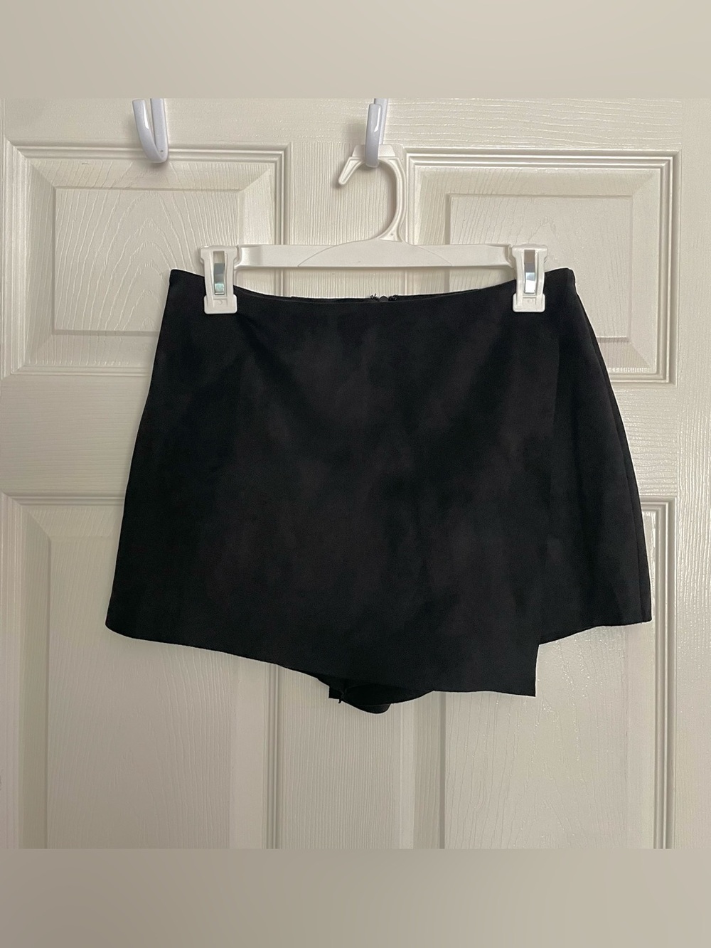 fab'rik Woman’s size Small Suede Black High-Rise Skort Shorts